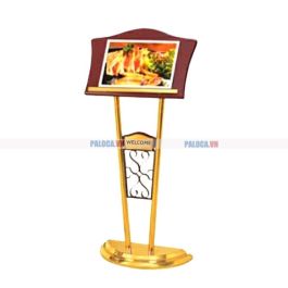 Bảng menu đứng trước cửa nhà hàng