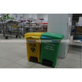 Sử dụng thùng rác trong bệnh viện