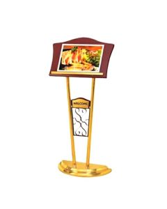 Bảng menu đứng trước cửa nhà hàng