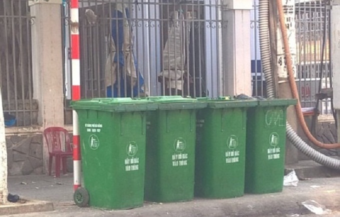 Thiếu thùng rác nhựa công cộng ở khu vực xa trung tâm