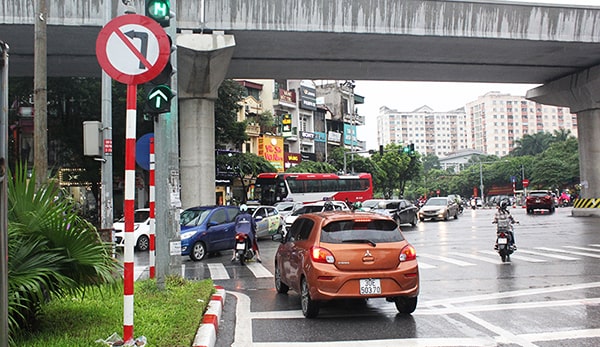 Biển báo cấm rẽ trái đạt đầy đủ tiêu chuẩn chất lượng của bộ giao thông
