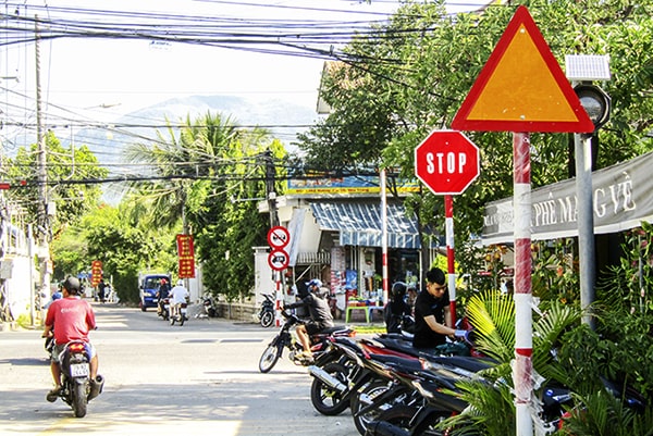 Biển báo giao thông stop dùng trên các đoạn đường giao nhau