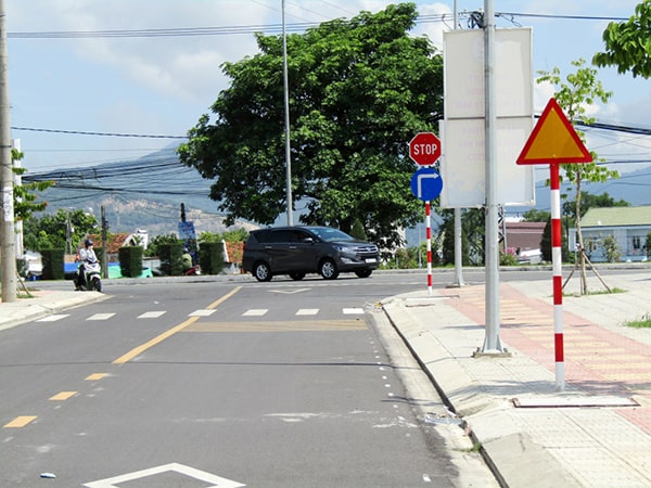 Biển báo giao thông stop kết hợp với các thiết bị giao thông khác