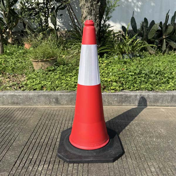 Cọc tiêu giao thông đế cao su đen