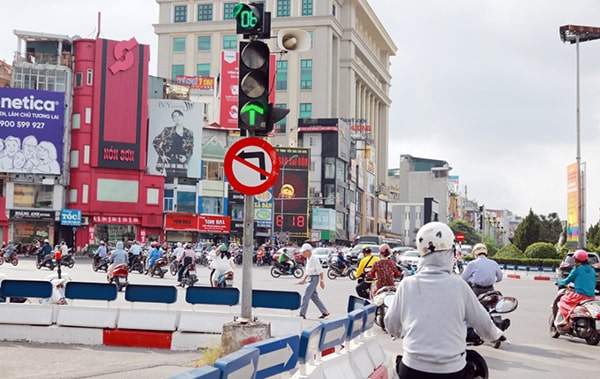 Hình ảnh biển báo cấm rẽ trái tại đoạn đường đông đúc