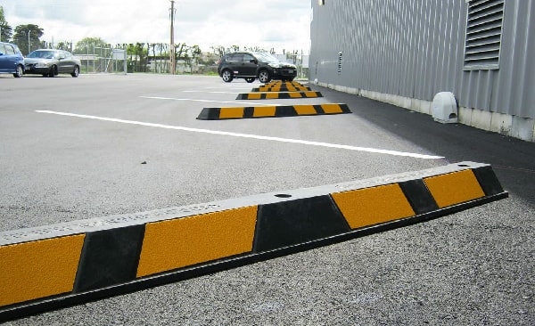 Cục chèn bánh xe ô tô dùng cố định bánh xe trong bãi đỗ, bến cảng