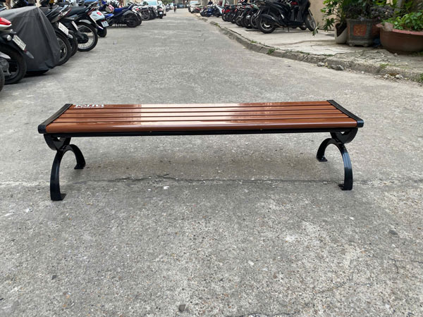 Lắp đặt và bàn giao cho khách ghế băng gỗ không tựa tại kho Paloca