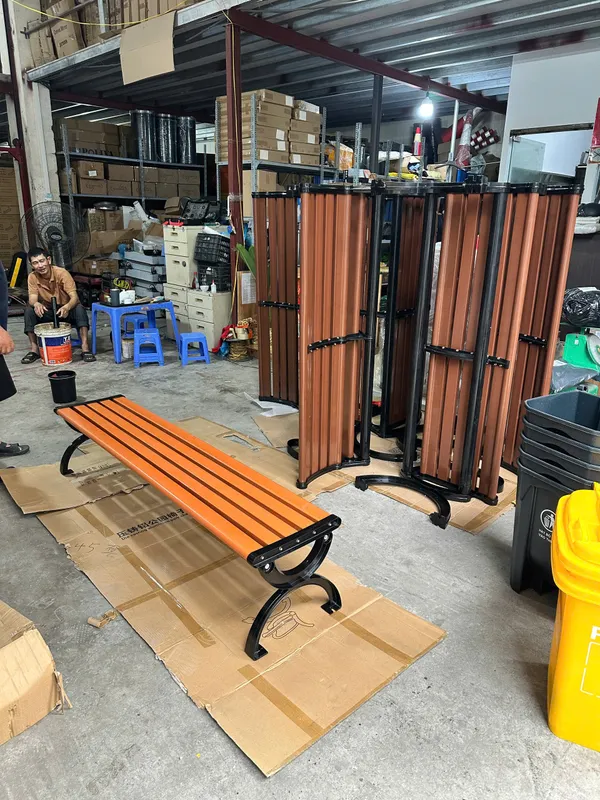Lắp đặt ghế băng công viên giả gỗ
