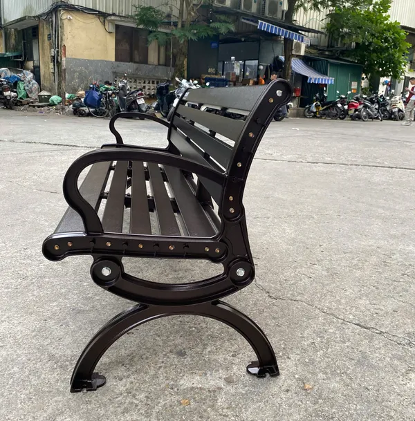 Hình ảnh thực tế ghế băng dài sân vườn bằng nhôm đúc