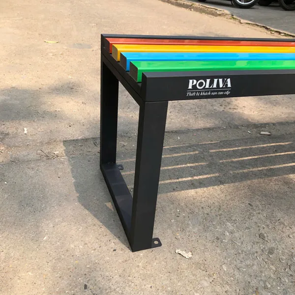 Logo Poliva trên ghế công viên