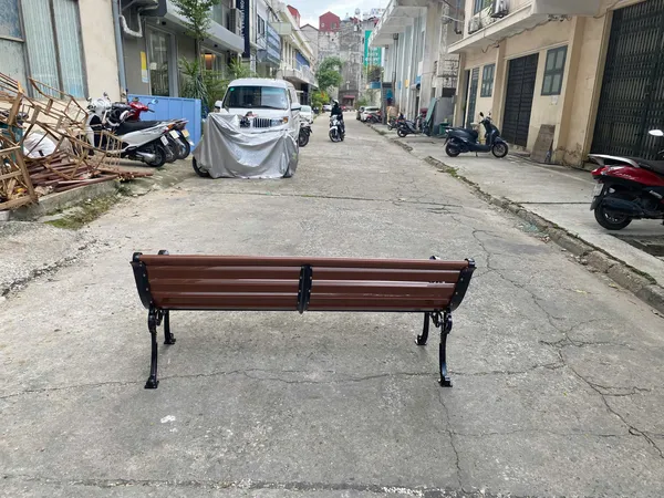 Ảnh thực tế tại kho ghế công viên giả gỗ họa tiết đầu hổ