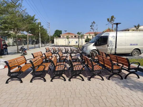 Bàn giao ghế công viên gỗ nhựa ngoài trời cho dự án