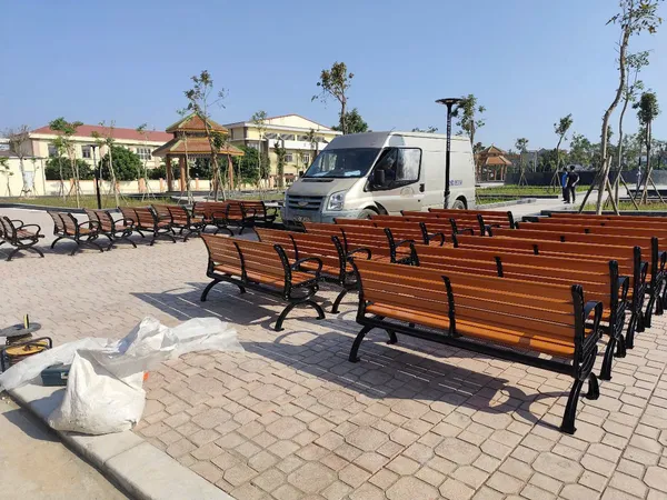 Bàn giao ghế công viên gỗ nhựa ngoài trời cho dự án