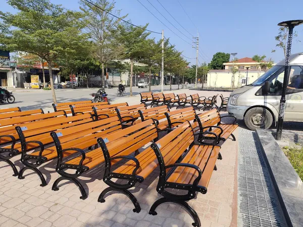 Bàn giao ghế công viên gỗ nhựa ngoài trời cho dự án