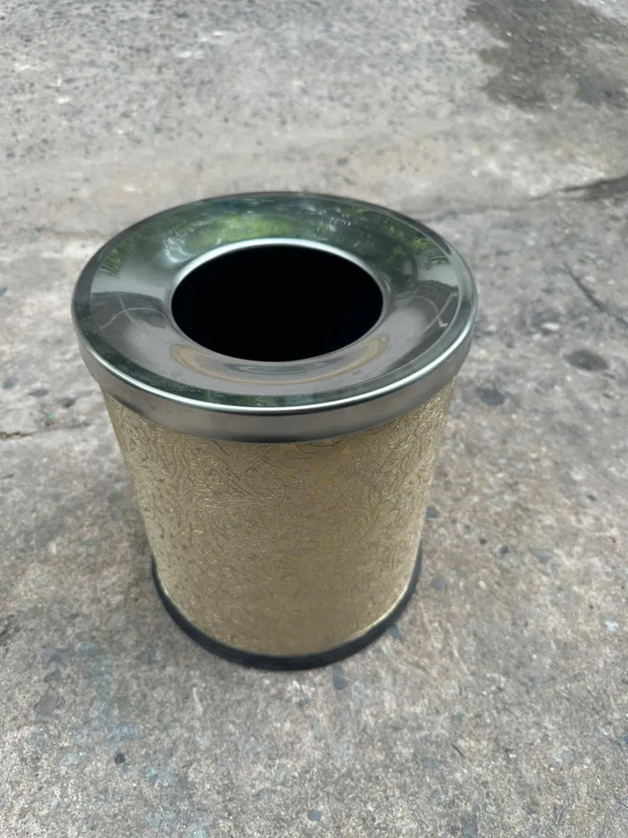 Hình ảnh thực tế thùng rác bọc giả da in hoa màu vàng