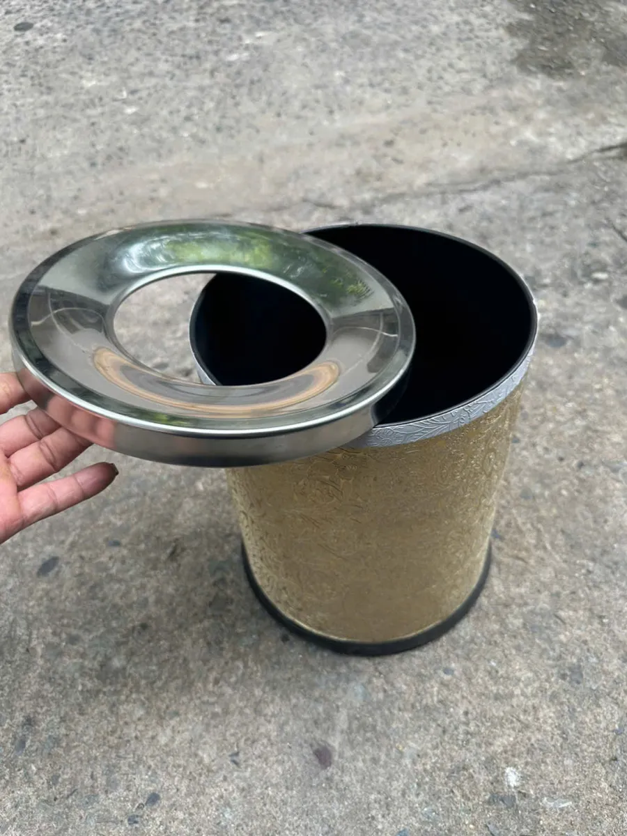 Hình ảnh thực tế thùng rác bọc giả da in hoa màu vàng