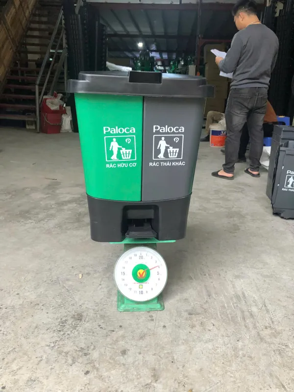 Kiểm tra cân nặng thùng rác nhựa 2 ngăn 60 lít