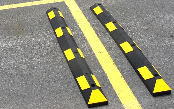 Gờ giảm tốc bằng cao su được dùng để cố định vị trí xe tại các điểm dừng đỗ