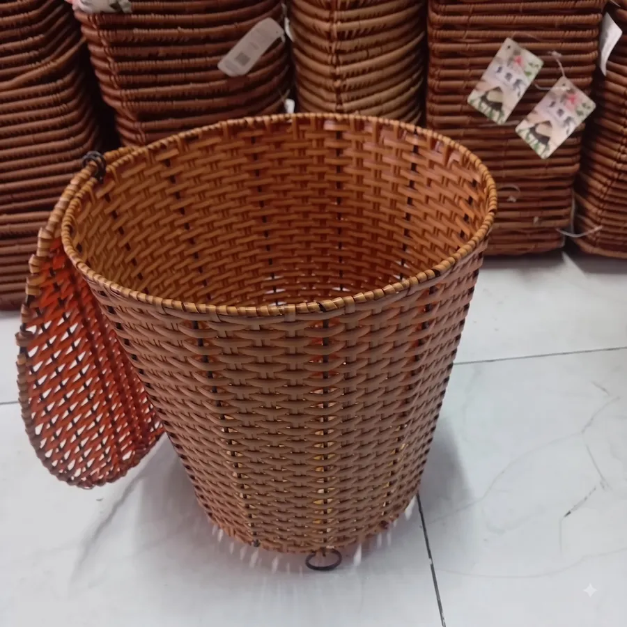 Thùng mây nhựa đựng rác khá bền