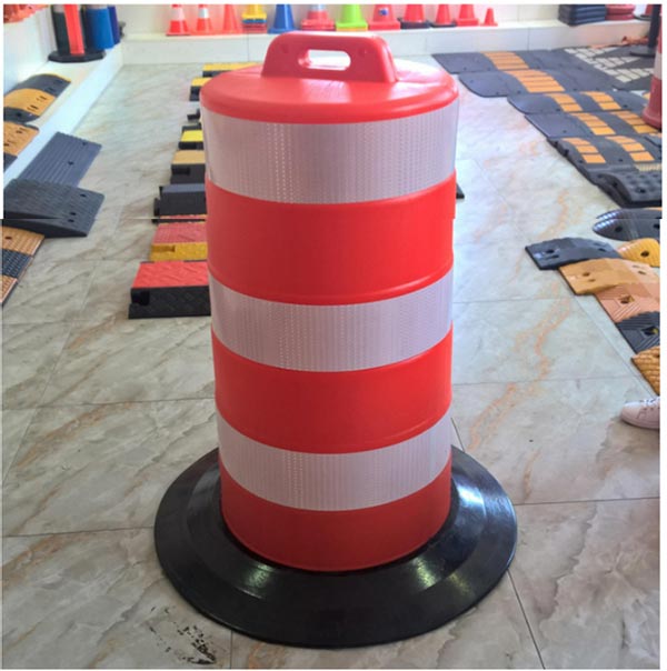 Tông màu cột chống va đập nổi bật, dễ quan sát từ xa