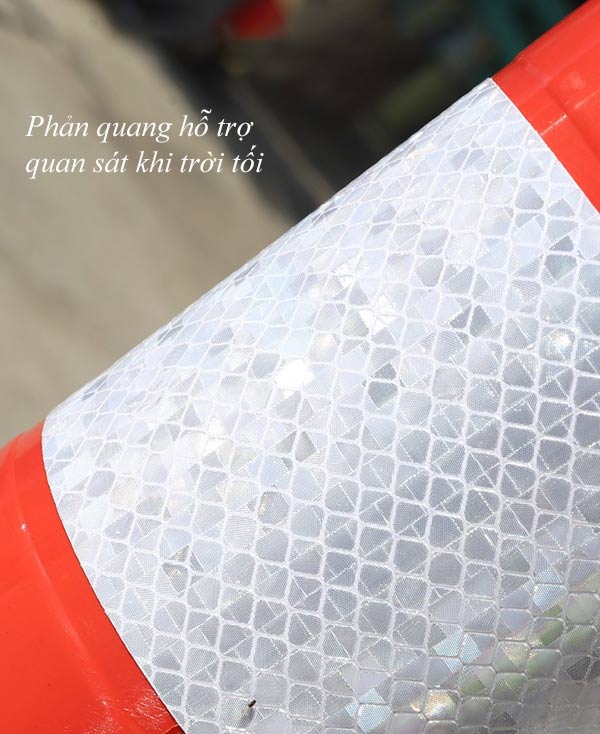Lớp phản quang trên thân cọc tiêu
