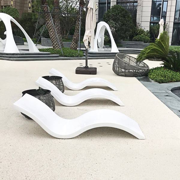 Mẫu ghế hồ bơi bằng nhựa composite được nhiều người yêu thích