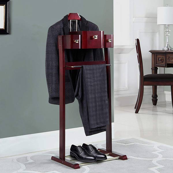 Đầy đủ một bộ âu phục được chuẩn bị trên cây treo đồ vest