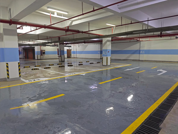 Thi công lắp đặt gờ chặn bánh xe trong bãi đậu xe