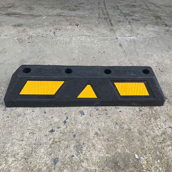 Hình ảnh thực tế gờ chặn bánh xe 70cm của Paloca