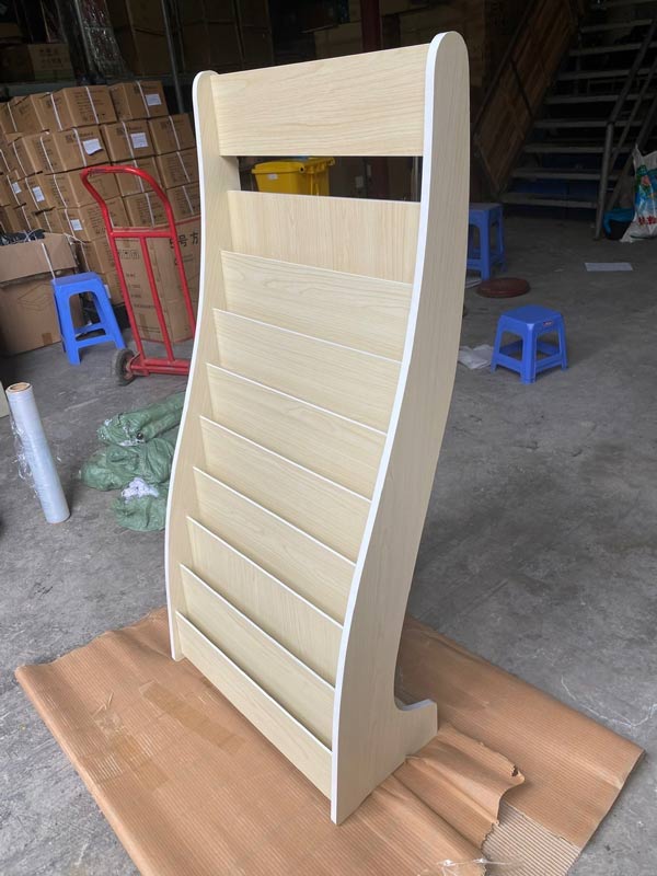 Kiểm tra kỹ kệ đựng tạp chí để giao cho khách