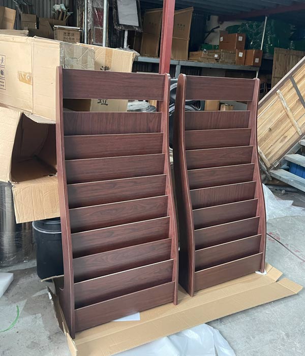 Kệ sách báo tông màu nâu rất được ưa chuộng
