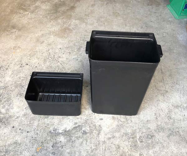 Khay và xô nhựa lớn treo khung xe