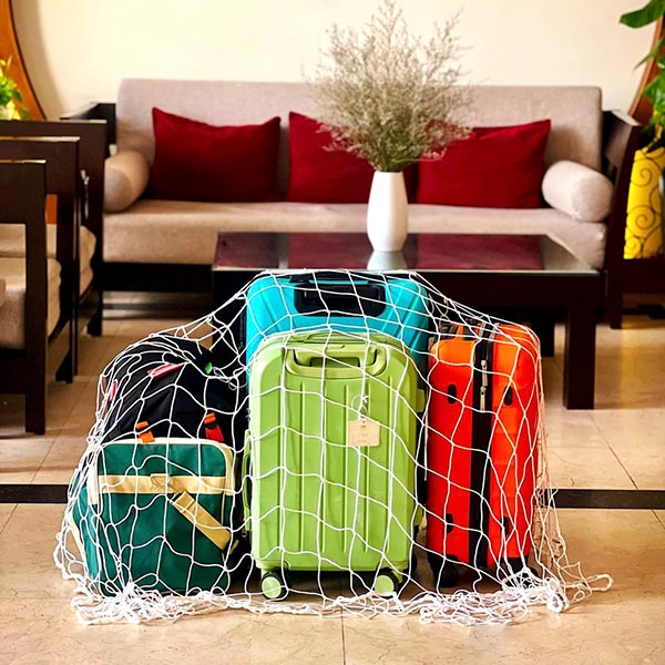 Lưới bọc trùm trên toàn bộ tư trang của khách