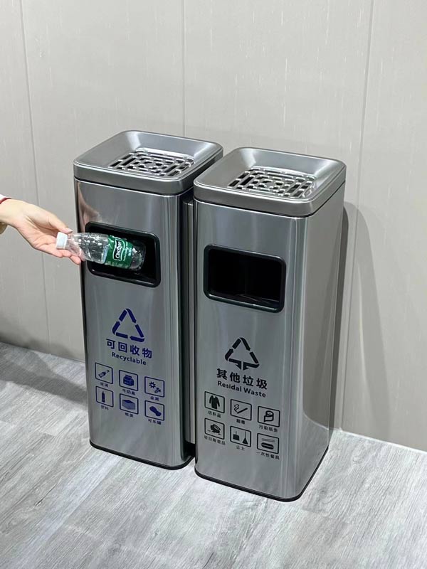 Cửa xả rác rộng rãi, sức chứa rác thải của thùng rác lớn
