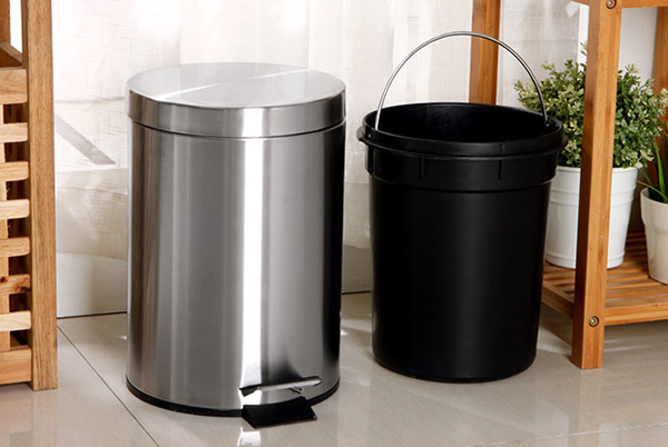 Nên đặt thùng rác sát tường
