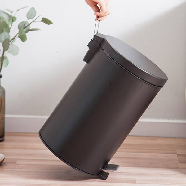 Quai xách hỗ trợ di chuyển thùng rác