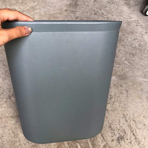 Bề mặt thùng rác nhẵn mịn dễ vệ sinh