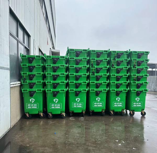 Paloca bàn giao thùng rác nhựa 660L cho khách