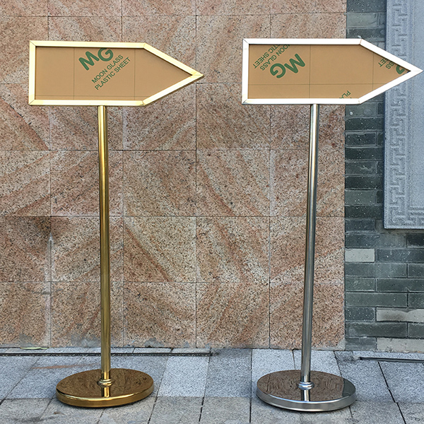 Nên đặt bảng chỉ dẫn ở vị trí dễ quan sát nhưng không vướng lối đi