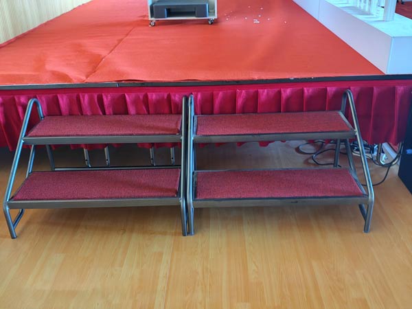 Dễ dàng kết hợp bậc thang với sân khấu
