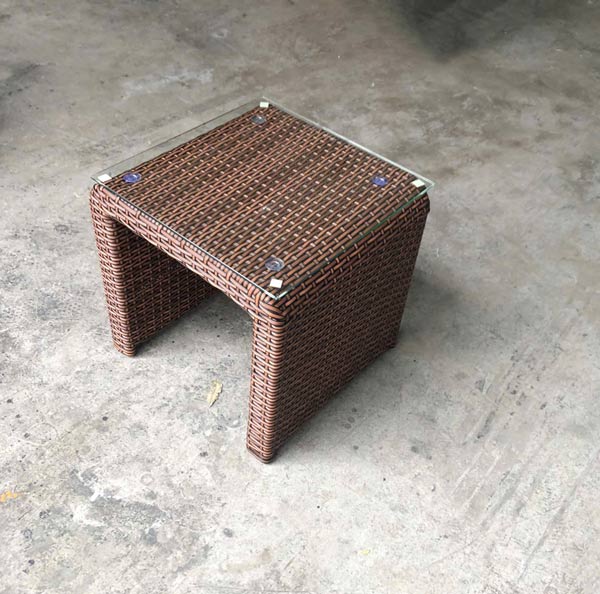 Cận cảnh bàn hồ bơi nhựa giả mây tại kho Paloca