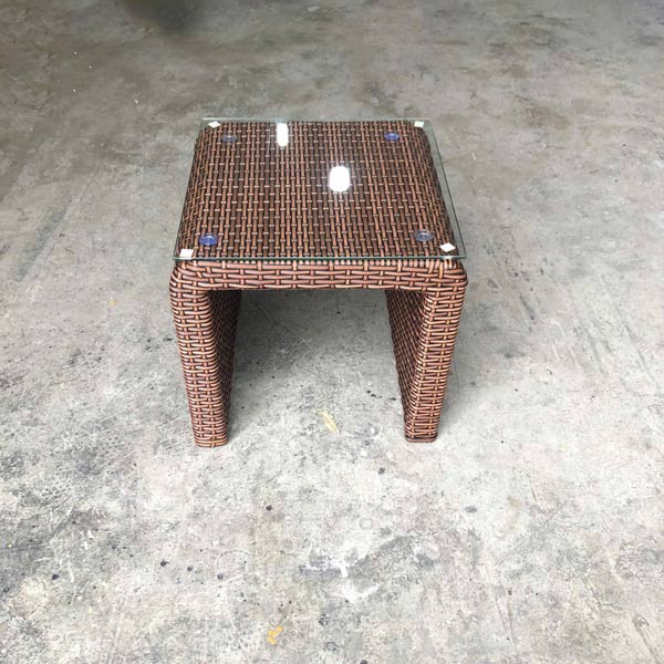 Cận cảnh bàn hồ bơi nhựa giả mây tại kho Paloca