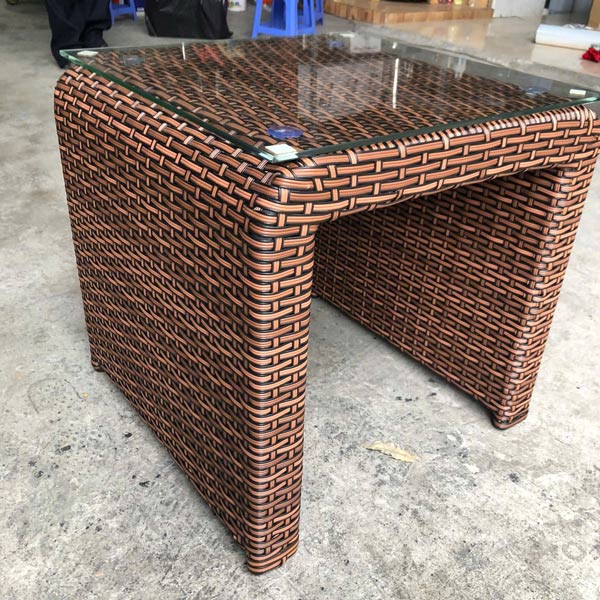 Cận cảnh bàn hồ bơi nhựa giả mây tại kho Paloca