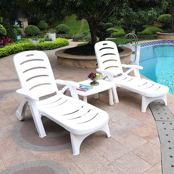 Sử dụng cùng ghế tắm nắng nhựa bể bơi rất phù hợp