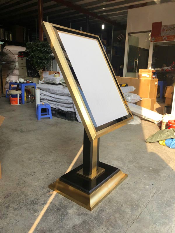 Bảng thông tin mặt nghiêng nên dễ quan sát nội dung