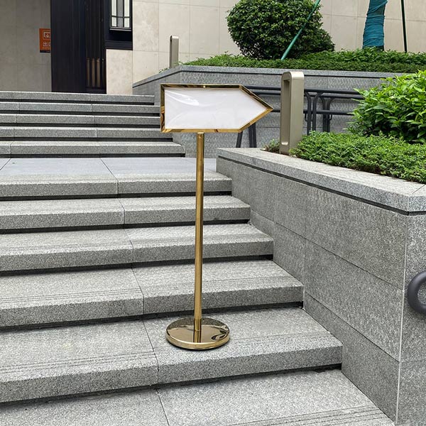 Mẫu bảng mũi tên bằng inox mạ vàng