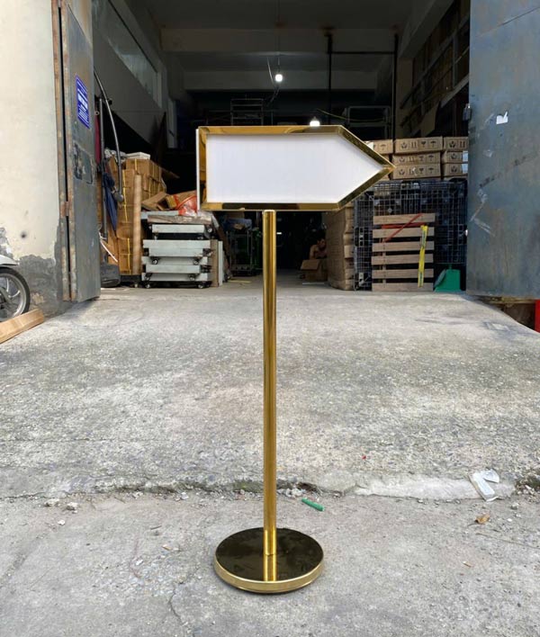 Hình ảnh thực tế bảng chỉ dẫn khách sạn hướng mũi tên tại kho Paloca