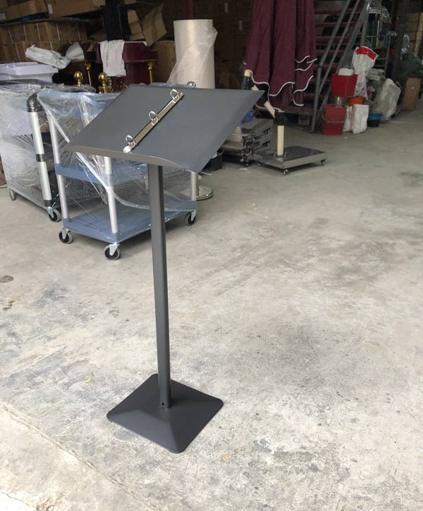 Hình ảnh bảng đặt quyển menu được kiểm tra trước khi giao cho khách