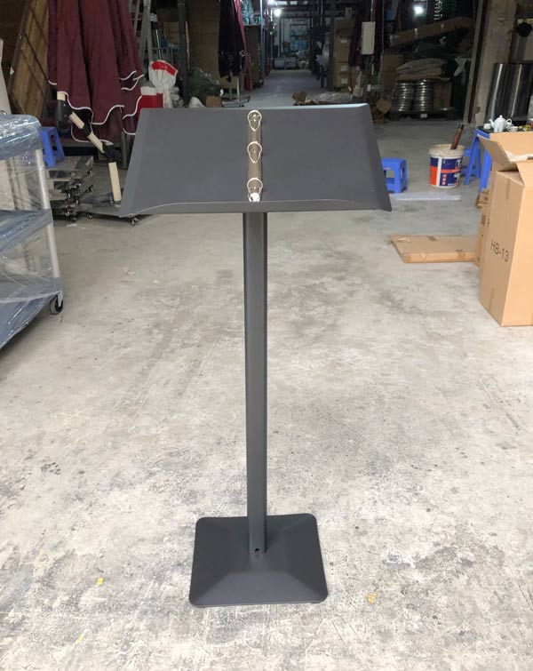 Hình ảnh bảng đặt quyển menu được kiểm tra trước khi giao cho khách