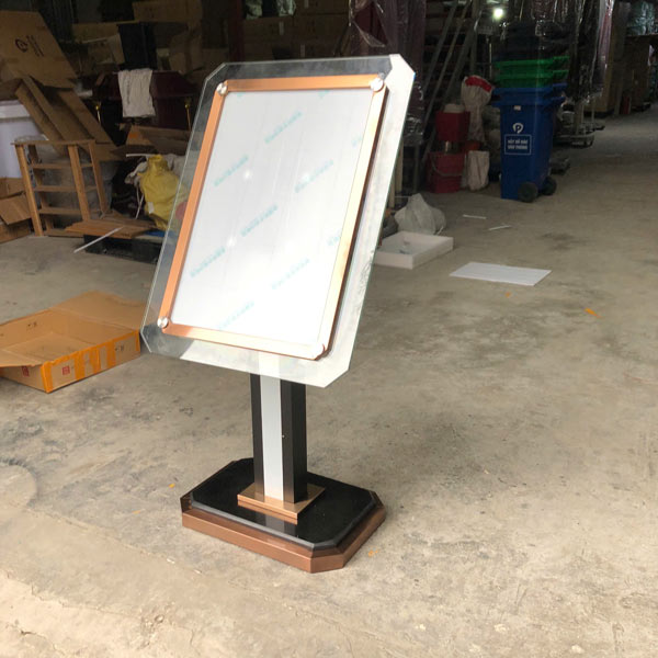 Hình ảnh thực tế bảng menu khách sạn mặt kính